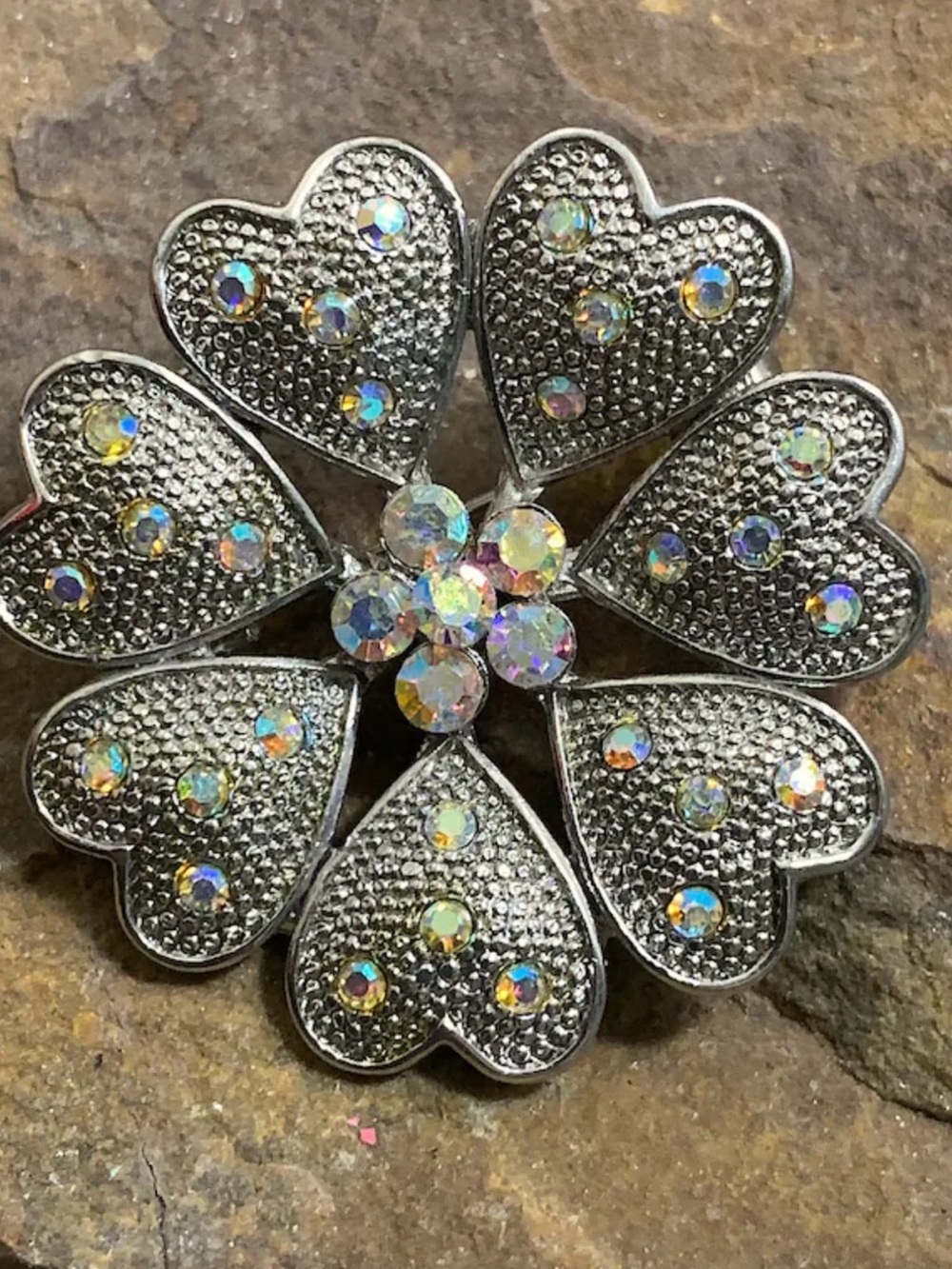 1960s Seven Heart Aurora Borealis Rhinestone flower brooch - Picture 4 of 5